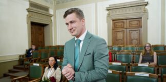 Māris Zviedris CVK, jauns CVK vadītājs, Centrālā vēlēšanu komisija Latvija, vēlēšanu skandāls 2025, CVK vadītāja nomaiņa, Kristīne Saulīte atkāpšanās, vēlēšanu nakts problēmas, balsu skaitīšanas kļūdas,