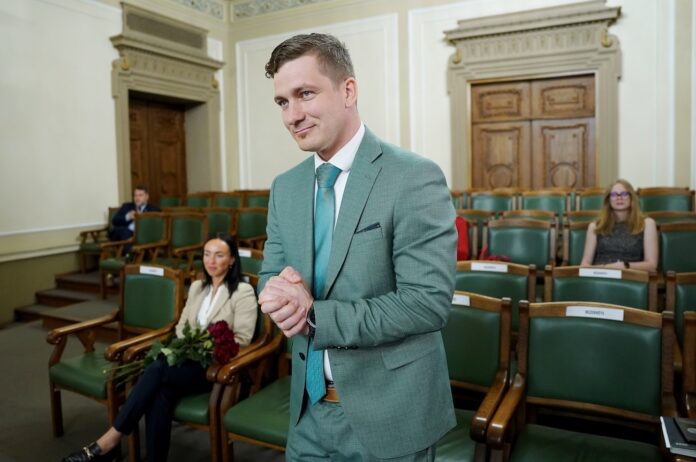 Māris Zviedris CVK, jauns CVK vadītājs, Centrālā vēlēšanu komisija Latvija, vēlēšanu skandāls 2025, CVK vadītāja nomaiņa, Kristīne Saulīte atkāpšanās, vēlēšanu nakts problēmas, balsu skaitīšanas kļūdas,