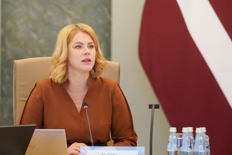 politiķu algu iesaldēšana, partiju valsts finansējums, algas ministriem un deputātiem, Evika Siliņa paziņojums, CSDD atalgojums, partiju finansējuma iesaldēšana, koalīcijas taupības pasākumi, valsts budžeta taupība, partiju finansēšanas likums, minimālā alga un partiju finansējums