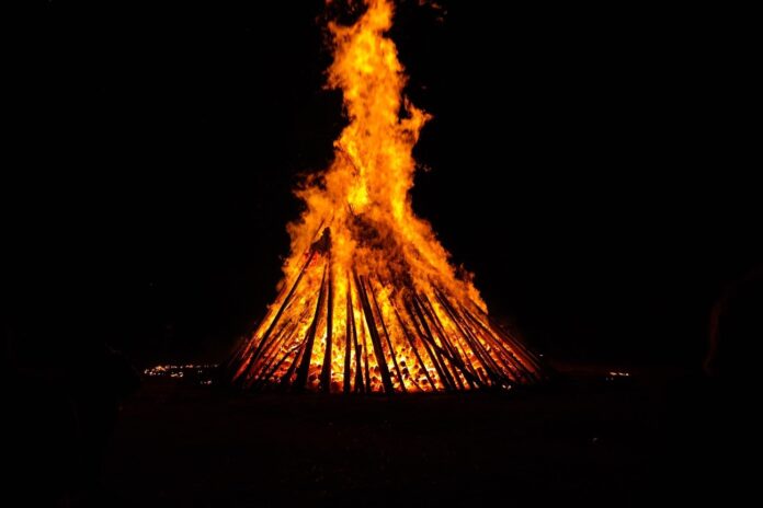 Līgo svētki, Jāņi, Jāņu tradīcijas, ko darīt Jāņos, vainagu pīšana, ozollapu vainags, ugunskura tradīcijas, Līgo dziesmas, bērnu aktivitātes Jāņos, Jāņu spēles, Jāņu padomi, Jāņi ar bērniem, Līgo kopā, latviešu svētki, Jāņu rotaļas, dziesmas Jāņiem, Jāņu vakars, drošība pie ugunskura, pļavas ziedi, tautasdziesmas Jāņos