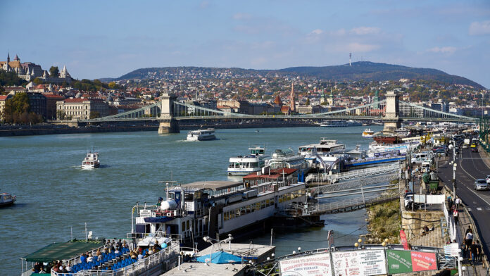 Svarīgi, Donava, ūdenstransports, kravu pārvadājumi, kuģniecība, sausums, zems ūdens līmenis, Ungārija, karstuma vilnis,