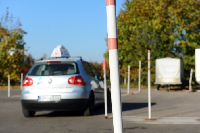 autovadītāju instruktori, autoskola sekmība, instruktora apliecības apturēšana, satiksmes ministrija, ceļu satiksmes drošība, jaunie noteikumi autoskolām, motociklu apmācība, soda punkti, instruktora eksāmens, autoskolu kontrole