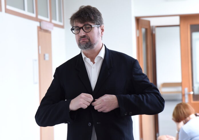 Ēriks Stendzenieks, Viesturs Kleinbergs, Tvaika iela, Rīgas mērs, Rīgas dome, psihiskās veselības centrs, sanitārs, ironija politikā, politiskā kritika, domes opozīcija,