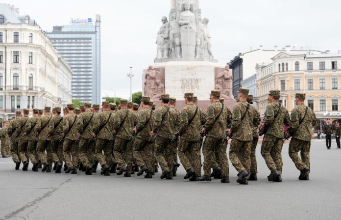 NBS rekrutēšana 2024, profesionālā dienesta paplašināšana, 8000 karavīru NBS, armijas personāla papildināšana, militārā dienesta attīstība Latvijā, Aizsardzības ministrijas budžets, NATO integrācija Latvijā, karavīru atlīdzība