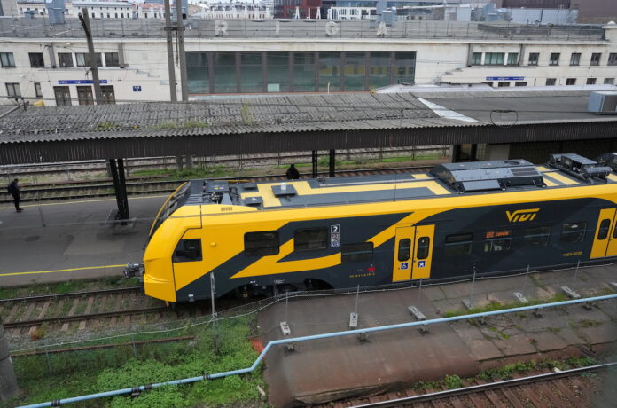 pagaidu platformas Rīgā, Rīgas Centrālā stacija darbi, LDz peronu būvniecība, koka platformas dzelzceļā, Rail Baltica kavēšanās, Latvijas dzelzceļa projekti, pasažieru ērtības stacijās, LDz vasaras darbi, Torņkalns platformas, vilcienu infrastruktūra Latvijā