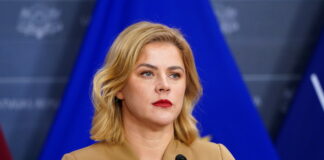Evika Siliņa Ukrainā, Latvijas premjere Kijivā, Siliņa vizīte Ukrainā, Ukrainas valstiskuma diena, karavīru apbalvošana, Latvijas atbalsts Ukrainai, sankciju pakete Krievijai, ASV un ES sankcijas, Kīts Kellogs, Ukraina Latvija attiecības