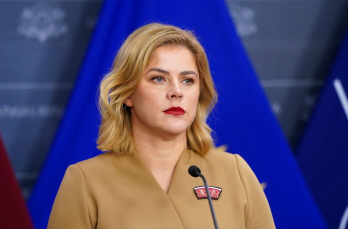 Evika Siliņa Ukrainā, Latvijas premjere Kijivā, Siliņa vizīte Ukrainā, Ukrainas valstiskuma diena, karavīru apbalvošana, Latvijas atbalsts Ukrainai, sankciju pakete Krievijai, ASV un ES sankcijas, Kīts Kellogs, Ukraina Latvija attiecības