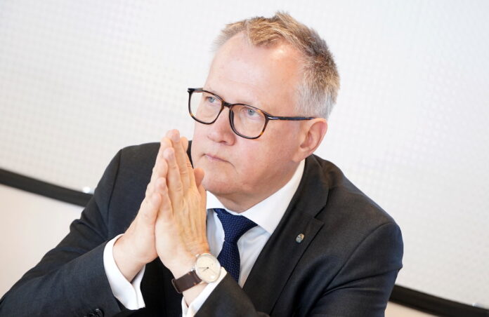 darbinieku samazinājums Finanšu ministrijā, Ašeradens par atlaišanām, publiskā sektora samazināšana, valsts budžets 2026, FM resora reformas, ministriju taupības plāni, administratīvo izmaksu samazināšana, publiskā sektora efektivitāte