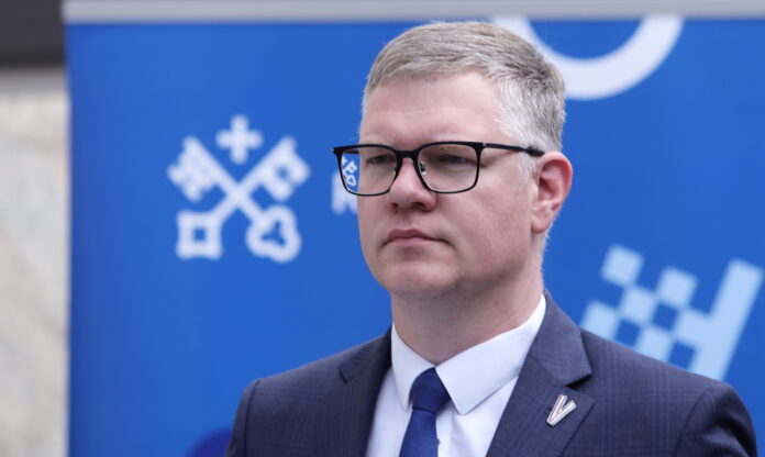 Ķirsis kļūdas atbildība, valsts pārvaldes problēmas Latvijā, politiķu atbildība Latvijā, Rail Baltica skandāls, e-veselības izgāšanās, digitālo vēlēšanu haoss, valsts ierēdņu atbildība, kļūdu nesodīšana Latvijā, publiskās kļūdas bez sekām, valsts pārvaldes reforma