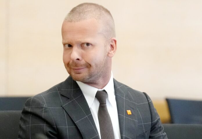 Saeimas sēdes kavējums, deputātu alga 2025, Aleksejs Rosļikovs, “Stabilitātei” frakcija, Saeimas Prezidijs, deputātu atalgojuma samazinājums, Daiga Mieriņa, Valsts drošības dienests Rosļikovs, Rosļikovs skandāls, Krievu valoda Saeimā, 5. jūnija Saeimas sēde, Saeima soda deputātus