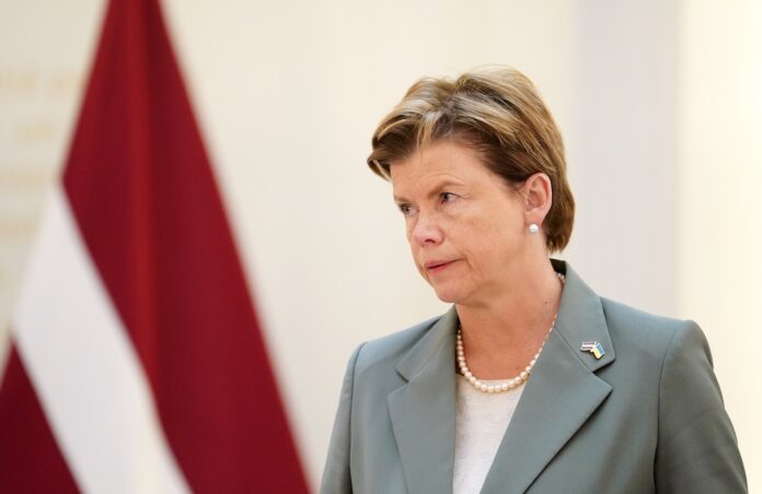 Pjotrs Avens, Baiba Braže, kriminālprocess, neslavas celšana, Putina baņķieris, sankcijas pret Avenu, ārlietu ministre, Krievijas sankcija