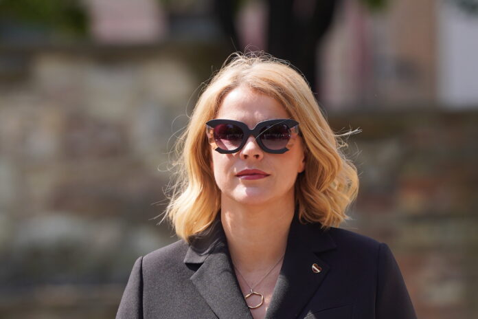 zdienas pensiju reforma, Evika Siliņa, izdienas pensijas 2027, profesiju izslēgšana no pensiju sistēmas, pensiju vecuma palielināšana, stāža prasības, riska profesijas, valdības pensiju plāni, izdienas pensijas Latvijā, sociālās garantijas, pensiju sistēmas pārskatīšana