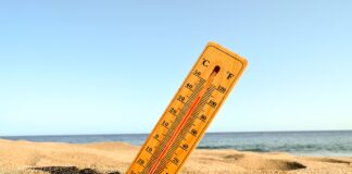 Tveice Latvijā, karstuma vilnis, veselības padomi karstumā, kā pasargāt sevi karstā laikā, ūdens dzeršana karstumā, SPF lietošana, bērnu drošība karstumā, veselīgas uzkodas vasarā, atsvaidzinoši dzērieni, dehidratācija karstumā, BNN padomi, kā pārciest karstumu, vasaras uzturs, sauļošanās drošība, vasaras karstums Latvijā