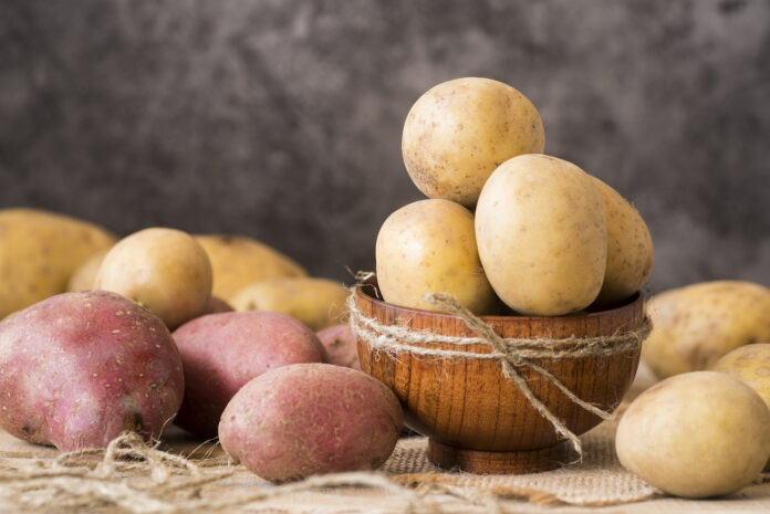 kartupeļu receptes, vakariņas ar kartupeļiem, vienkāršas kartupeļu maltītes, latviešu ēdieni, kartupeļu sacepums, kartupeļu pankūkas, kartupeļu pīrāgs, kartupeļu zupa, cepelīni recepte, sezonas dārzeņi, dārza kartupeļi, latviešu virtuve, BNN receptes, kartupeļu sezona