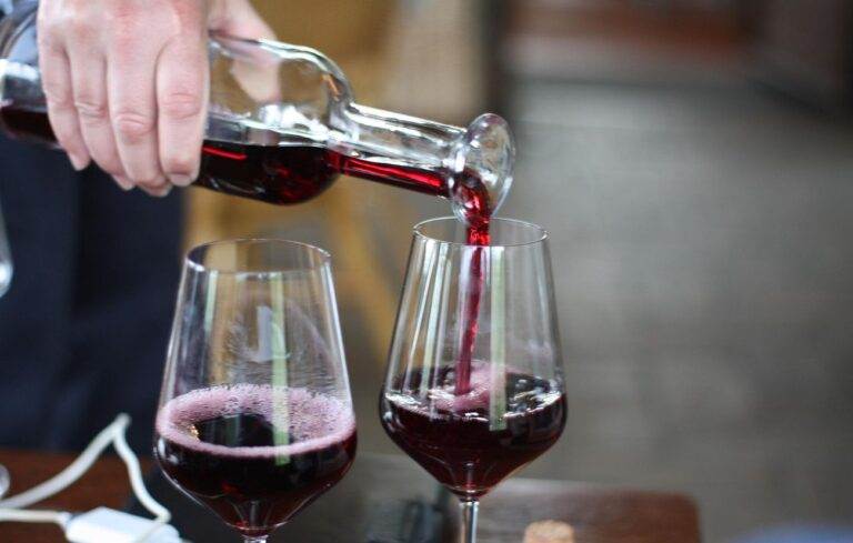 No 1. augusta spēkā stāsies jauni ierobežojumi alkohola pieejamībai un reklāmai