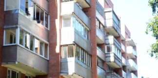 Latvijas mājsaimniecību statistika, CSP dati Latvija, bērnu skaits Latvijā, nabadzības risks ģimenēm, viena vecāka ģimenes, demogrāfija Latvijā, mājsaimniecības ar bērniem, mājsaimniecības bez bērniem, bērnu skaita samazinājums, Latvijas iedzīvotāju skaits