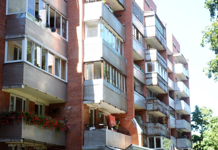 Latvijas mājsaimniecību statistika, CSP dati Latvija, bērnu skaits Latvijā, nabadzības risks ģimenēm, viena vecāka ģimenes, demogrāfija Latvijā, mājsaimniecības ar bērniem, mājsaimniecības bez bērniem, bērnu skaita samazinājums, Latvijas iedzīvotāju skaits