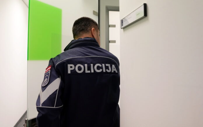 Valsts policija elektriskie skrejriteņi, bezceļu skrejritenis, policijas transports Latvijā, bākugunis sirēnas skrejritenis, 300 km elektriskais skrejritenis, policija pludmalē, policija mežā, elektrisko skrejriteņu iepirkums