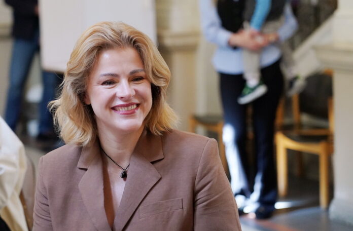 Evika Siliņa, taupības pasākumi, valsts budžets 2026, demogrāfijas atbalsts, drošības finansējums, izglītības finansējums, izdienas pensijas, publiskā sektora optimizācija, valdības prioritātes, Latvijas ekonomika