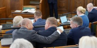 SKDS aptauja, Saeimas darba vērtējums, sabiedrības uzticība Saeimai, Arnis Kaktiņš, Latvijas politika, Saeimas kritika, Saeimas reitings, 14. Saeima