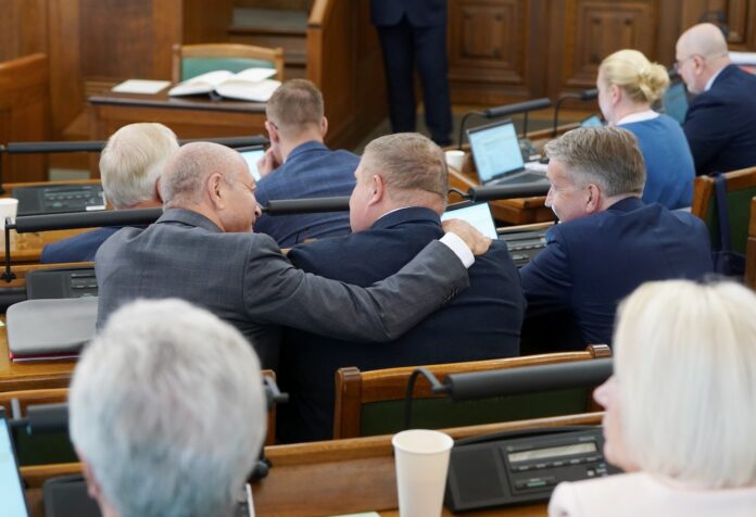 SKDS aptauja, Saeimas darba vērtējums, sabiedrības uzticība Saeimai, Arnis Kaktiņš, Latvijas politika, Saeimas kritika, Saeimas reitings, 14. Saeima