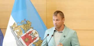 Mairis Briedis politika, Mairis Briedis Rīgas dome, Mairis Briedis pamet Stabilitātei, neatkarīgais deputāts Rīgā, Mairis Briedis bokseris politiķis, Rīgas dome frakcijas maiņa, Latvijas bokseris politikā