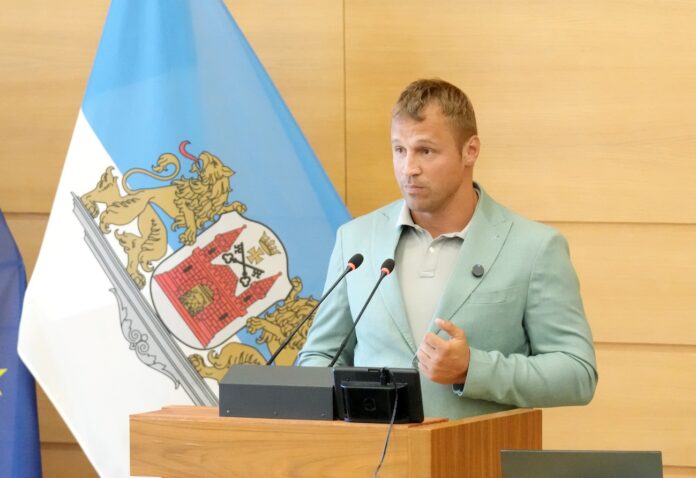 Mairis Briedis politika, Mairis Briedis Rīgas dome, Mairis Briedis pamet Stabilitātei, neatkarīgais deputāts Rīgā, Mairis Briedis bokseris politiķis, Rīgas dome frakcijas maiņa, Latvijas bokseris politikā