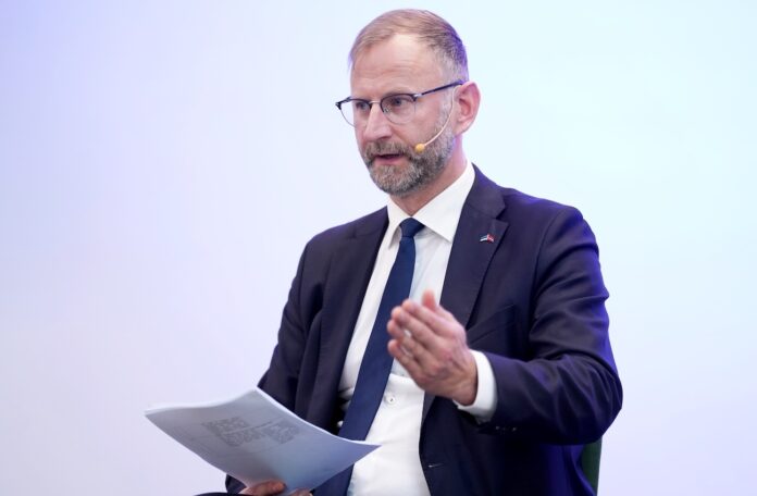 Rail Baltica vilcieni, Rail Baltica finansējums, Rail Baltica kavēšanās, vilcienu iepirkums Latvija, vilcieni bez sliedēm, Rail Baltica problēmas, Rail Baltica izmaksas