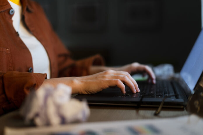 vecāku pabalsts 75% 2028, Labklājības ministrija pabalsts, pabalstu palielināšana jaunajām ģimenēm, nodarbinātie vecāki pabalsts, LM priekšlikums pabalsti