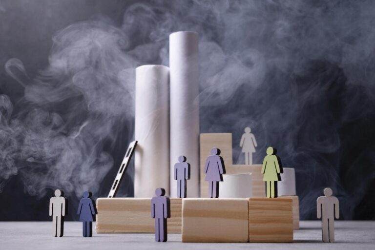 demogrāfijas krīze Latvijā, dzimstības sabrukums, valsts budžets 2025, ģimeņu atbalsts, politologs Rajevskis, taupības režīms, Latvijas drošība, valdības prioritātes, pabalsti un dzimstība, budžeta problēmas Latvijā