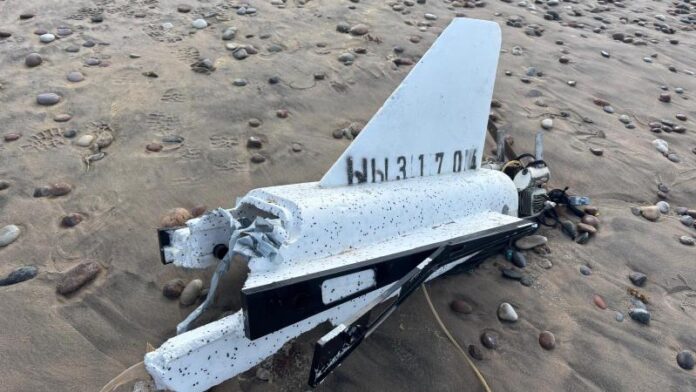 drona atlūza ventspils, drons izskalots jūrā, NBS pārbauda dronu, ventspils pludmale drošība, atrasta drona daļa latvijā, drona atlūzas kirilica
