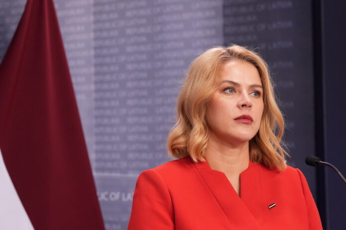 Evika Siliņa budžets 2026, valsts budžeta prioritātes Latvijā, drošības finansējums, atbalsts ģimenēm, izglītības finansējums, priekšvēlēšanu gads, valdības koalīcija, budžeta apstiprināšana