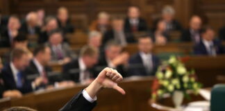 Saeima, kvorums, likums par piesārņojumu, ETS2, ES klimata direktīvas, opozīcija, Edgars Tavars, Kaspars Briškens, Atis Labucis, sodu riski, klimata politika Latvijā