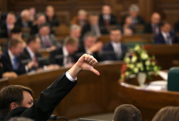 Saeima, kvorums, likums par piesārņojumu, ETS2, ES klimata direktīvas, opozīcija, Edgars Tavars, Kaspars Briškens, Atis Labucis, sodu riski, klimata politika Latvijā