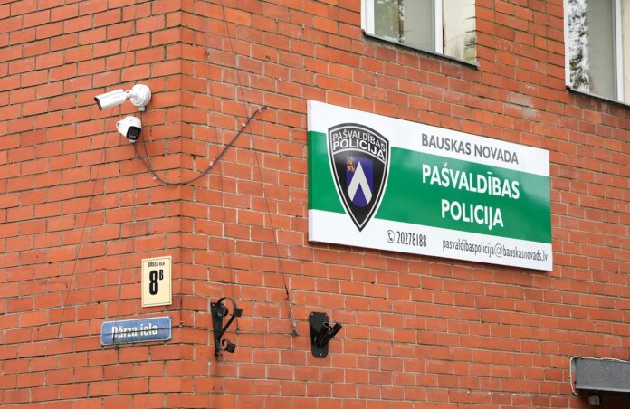 Foto: Ieva Leiniša/LETA suņu nošaušana, Bauskas pašvaldības policija, Brunava, Egīls Gailis, Bauskas novada dome, dzīvnieku tiesības, Modra olas, dienesta pārbaude, policijas priekšnieka atlaišana