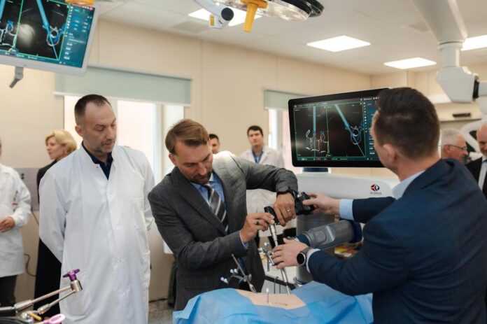 Traumatoloģijas un ortopēdijas slimnīca, TOS, mugurkaula ķirurģija, operāciju zāle, robotizēta tehnoloģija, modernā medicīna, ERAF projekts,