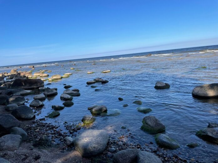 Foto: BNN Rudenīgi mainīgs laiks turpināsies – vietām lietus, migla un vējš līdz 18 m/s