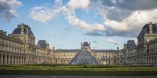 Svarīgi, Parīze, laupīšana, Luvra, dārglietas, aizturēšana, arests, aizdomās turamie,