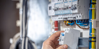 Andrejs Elksniņš, Daugavpils mērs, elektrības zādzība, nelikumīgs elektrības pieslēgums, Sadales tīkls, kriminālprocess Daugavpilī, Elksniņa ģimenes skandāls,