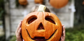 ķirbju grebšana, ķirbju idejas, Helovīnu ķirbis, rudens dekori, ķirbju rotājumi, ķirbja laterna, kā izgrebt ķirbi, ķirbju sezona, radoši rotājumi, ķirbju grebšana bērniem,