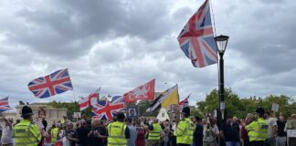 Svarīgi, Lielbritānija, protesti, imigrācija, Epinga, tiesa, patvēruma meklētāji,