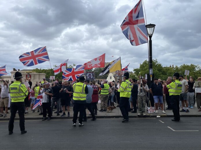 Svarīgi, Lielbritānija, protesti, imigrācija, Epinga, tiesa, patvēruma meklētāji,
