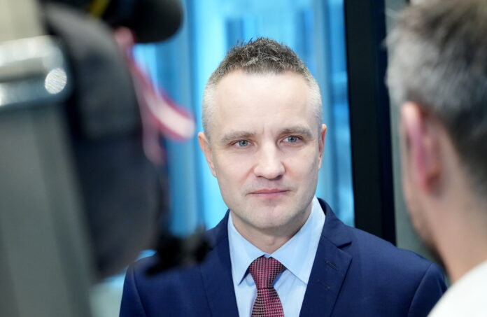 Stambulas konvencija, Edgars Rinkēvičs, Edgars Pastars, prezidenta lēmums, otrreizējā caurlūkošana, Saeima, konvencijas denonsēšana, vardarbība pret sievietēm, tautas nobalsošana, varas dalīšana, konstitucionālās tiesības, starptautiskās saistības, Latvijas likumi