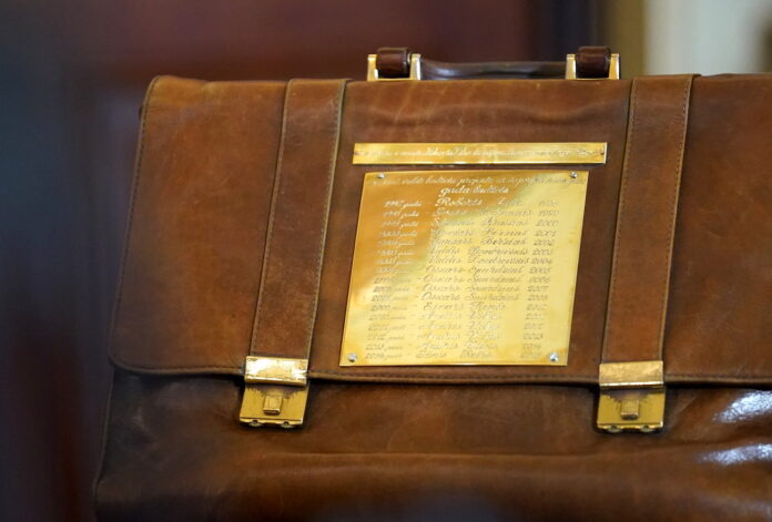 budžets 2026, Saeima, valsts budžets, budžeta izmaiņas, akcīzes nodoklis 2026, pabalsti 2026, bērna kopšanas pabalsts, izdienas pensiju reforma, nodokļu izmaiņas Latvijā, alkohola akcīze, tabakas nodoklis, finanšu ministrija, ģimeņu atbalsts, aizsardzības budžets