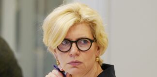 Anda Čakša, budžets 2026, Saeimas budžets, otrs lasījums, akcīzes nodoklis, stiprais alkohols, vīns, alus, tabakas izstrādājumi, e-šķidrumi, saldinātie dzērieni, brīvostas degvielas atvieglojumi, bērna kopšanas pabalsts,