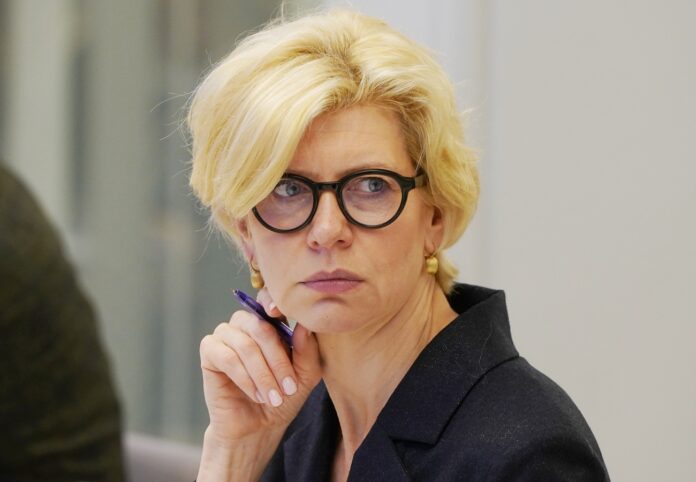 Anda Čakša, budžets 2026, Saeimas budžets, otrs lasījums, akcīzes nodoklis, stiprais alkohols, vīns, alus, tabakas izstrādājumi, e-šķidrumi, saldinātie dzērieni, brīvostas degvielas atvieglojumi, bērna kopšanas pabalsts,