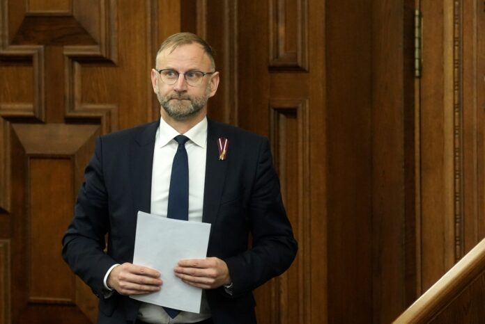 Atis Švinka, satiksmes ministrs, Švinkas demisija, Saeimas balsojums, neuzticības balsojums, reģionālie autobusu reisi, sabiedriskais transports Latvijā, opozīcijas pieprasījums, Švinkas kritika,