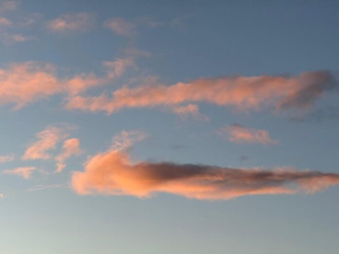 laikapstākļi Latvijā, brīvdienu prognoze, sniegs, slapjš sniegs, lietus, stiprs vējš, vēja brāzmas, LVĢMC, slideni ceļi, ciklons, temperatūras svārstības, laika ziņas Latvija,