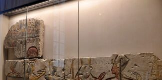 Svarīgi, Luvra, Luvras muzejs, Parīze, Francija, ūdens bojājumi, bojātas grāmatas, ēgiptoloģija