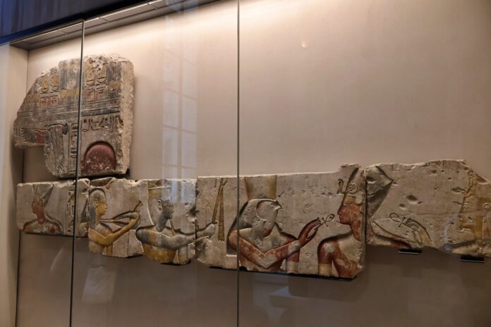 Svarīgi, Luvra, Luvras muzejs, Parīze, Francija, ūdens bojājumi, bojātas grāmatas, ēgiptoloģija